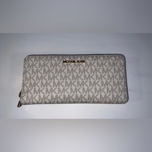 Michael Kors wallet. Great condition.